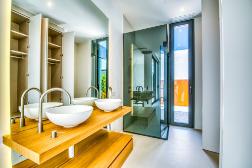 Modern en suite bathroom