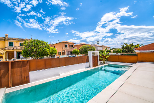 Elegant, sunny pool 