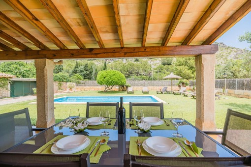 Covered dining terrace