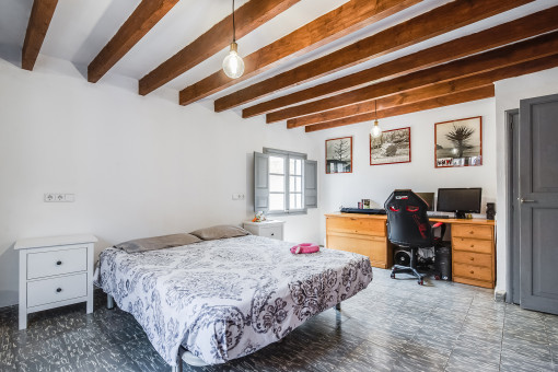 Alternative view of the bedroom