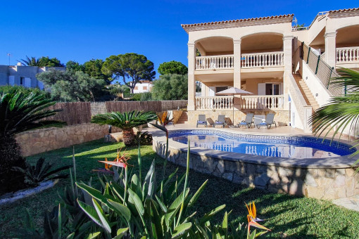 Lovely garden with pool
