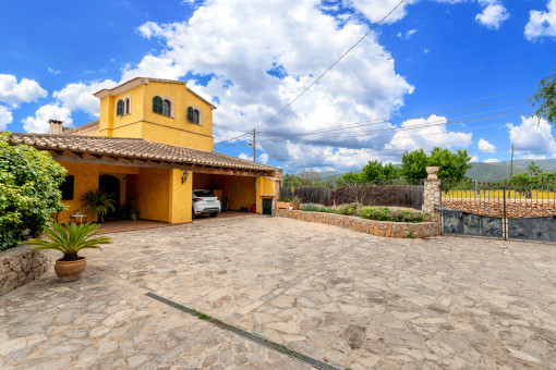 Large driveway to the finca
