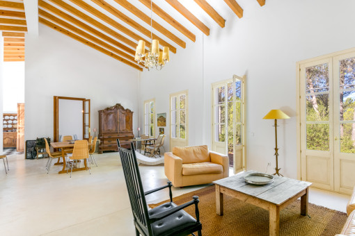 Lightflooded living area with high ceiling