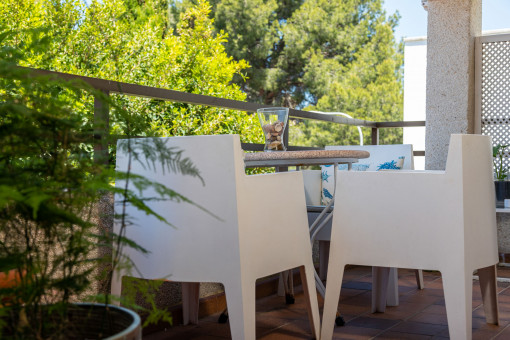 Balcony with seating area