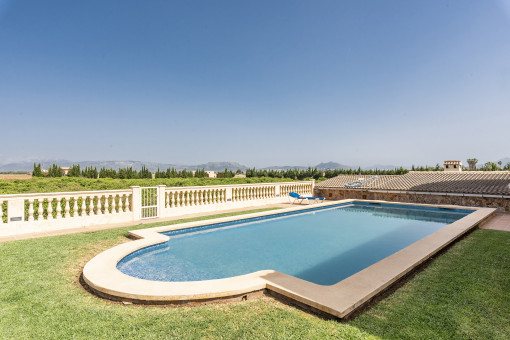 Large, idyllic pool area