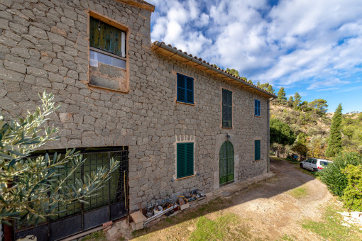 Natural stone facade