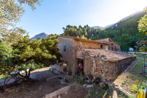 Side view of the finca