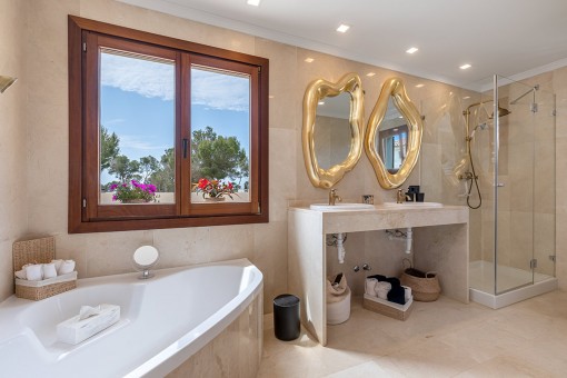 Noble bathroom with large bath tub
