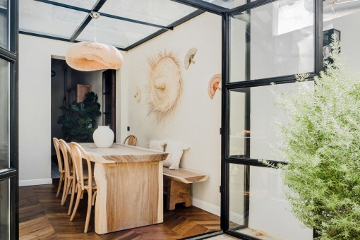 Wintergarden-like dining area