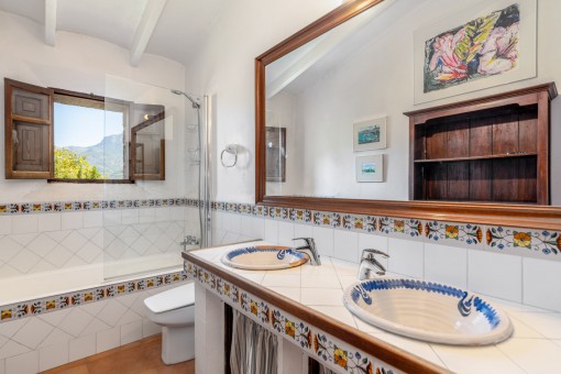 One of 5 bathrooms