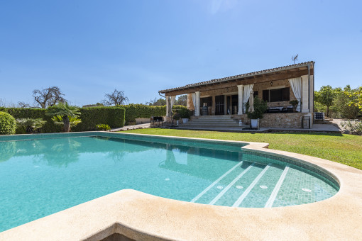 Splendid and bright holiday finca with pool in the outskirts of Sineu