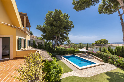 Splendid views to the pool and sea