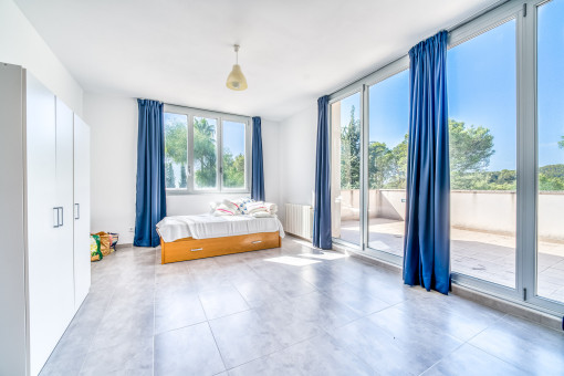 Lighflooded bedroom with roof terrace 