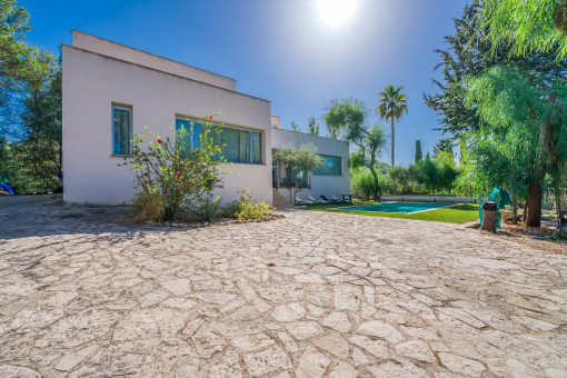 Exterior view and outdoor area