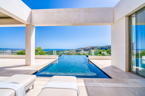 Overflow pool with views