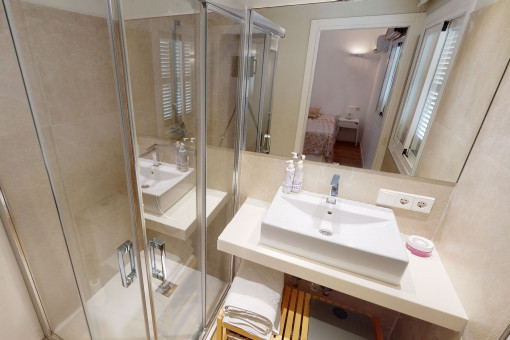 Bathroom en suite with shower