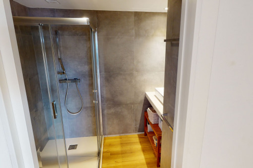 Another elegant bathroom