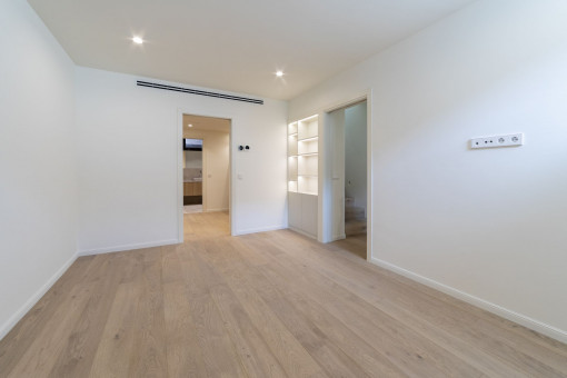 Master bedroom with bathroom en suite