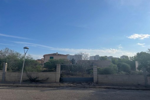 Access to the plot