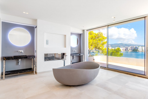 Bathroom en suite with freestanding bath tub