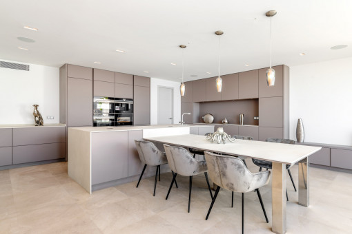 Fully equipped kitchen with dining area