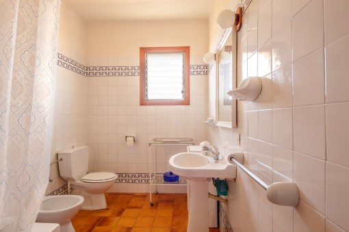 One of 2 bathrooms