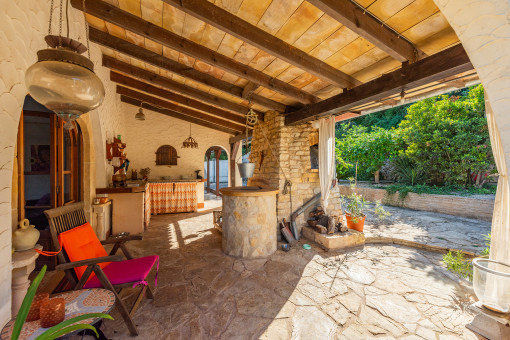 Large covered terrace with a well