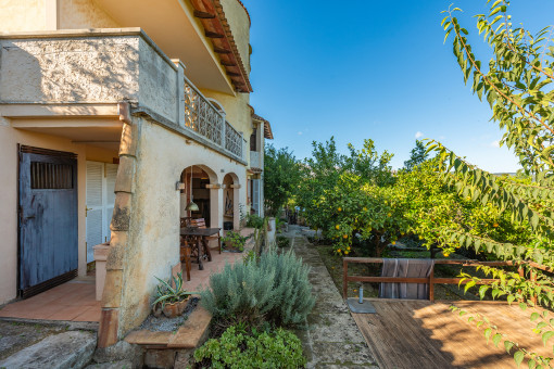 Covered terrace with access to the garden