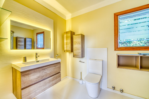 One of 2 bathrooms