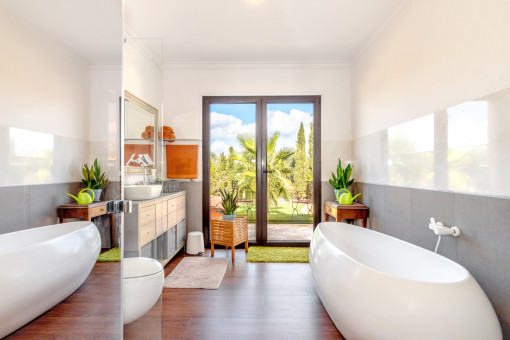 One of 2 bathrooms