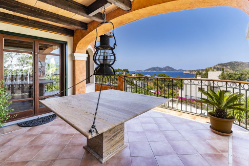 Balcony with dining area