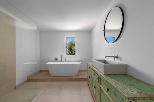 One of 6 bathrooms