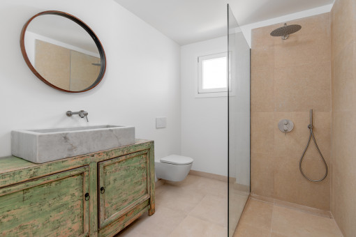 One of 6 bathrooms