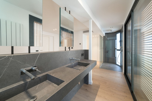 Elegant master en suite bathroom