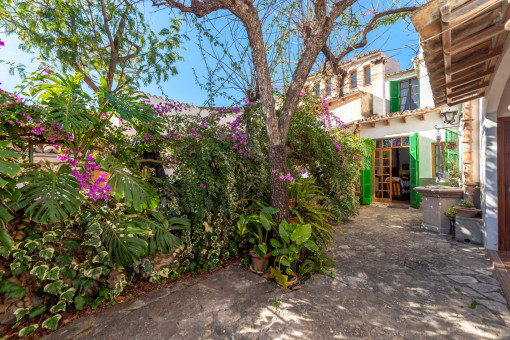 Centrally-located, well-maintained village-house with garden in Alaro