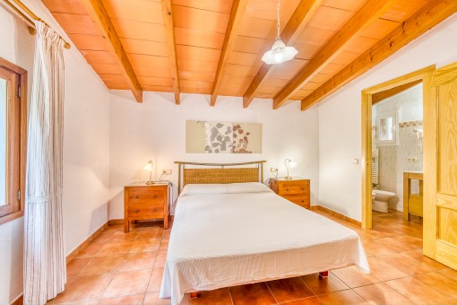 Bedroom with bathroom en suite