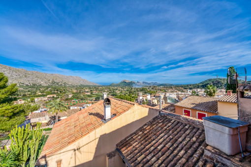 Village-house in need of renovation with wonderful views in Pollença