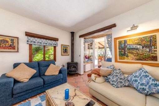 Living area with fireplace 