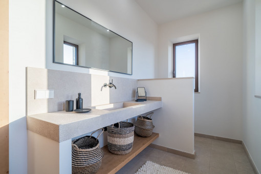One of 5 bathrooms