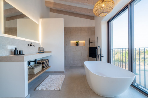 One of 5 bathrooms