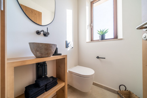 One of 5 bathrooms