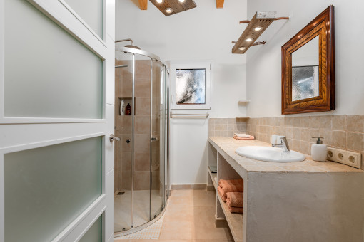 One of 5 bathrooms