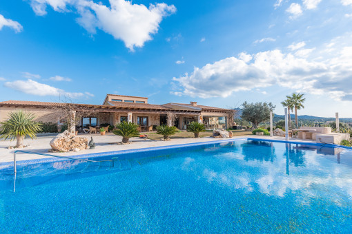 Very spacious, one-level family-finca with heated infinity pool and wonderful panoramic views in Son Prohens