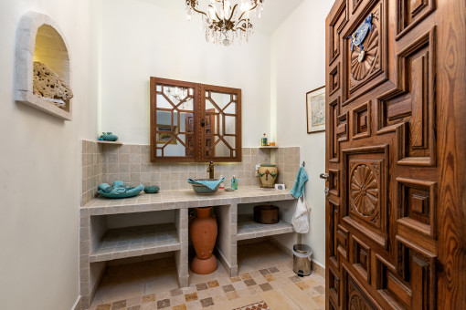 One of 5 bathrooms