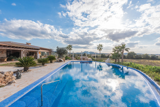 93 sqm infinity pool