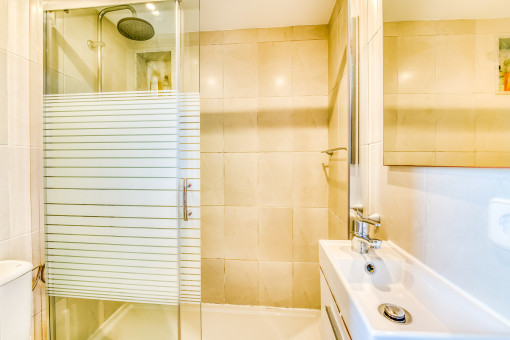 One of 2 bathrooms