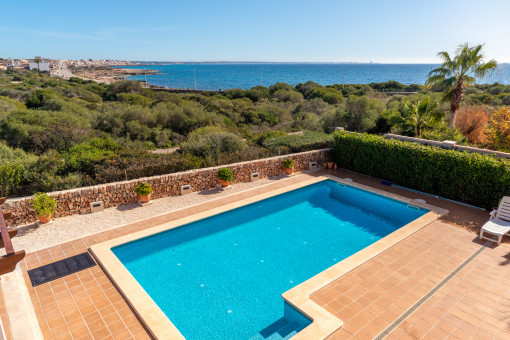 Pool in a splendid location