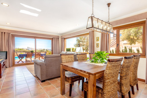 Lightflooded living and dining area