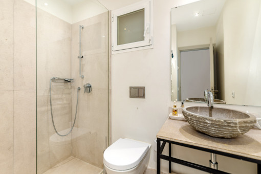 One of 5 bathrooms