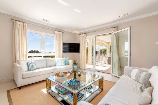 Beautiful living area with wintergarden access